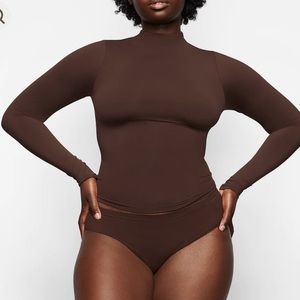 SKIMS Soft Smoothing Seamless Turtle Neck Top - Color: Cocoa - XS